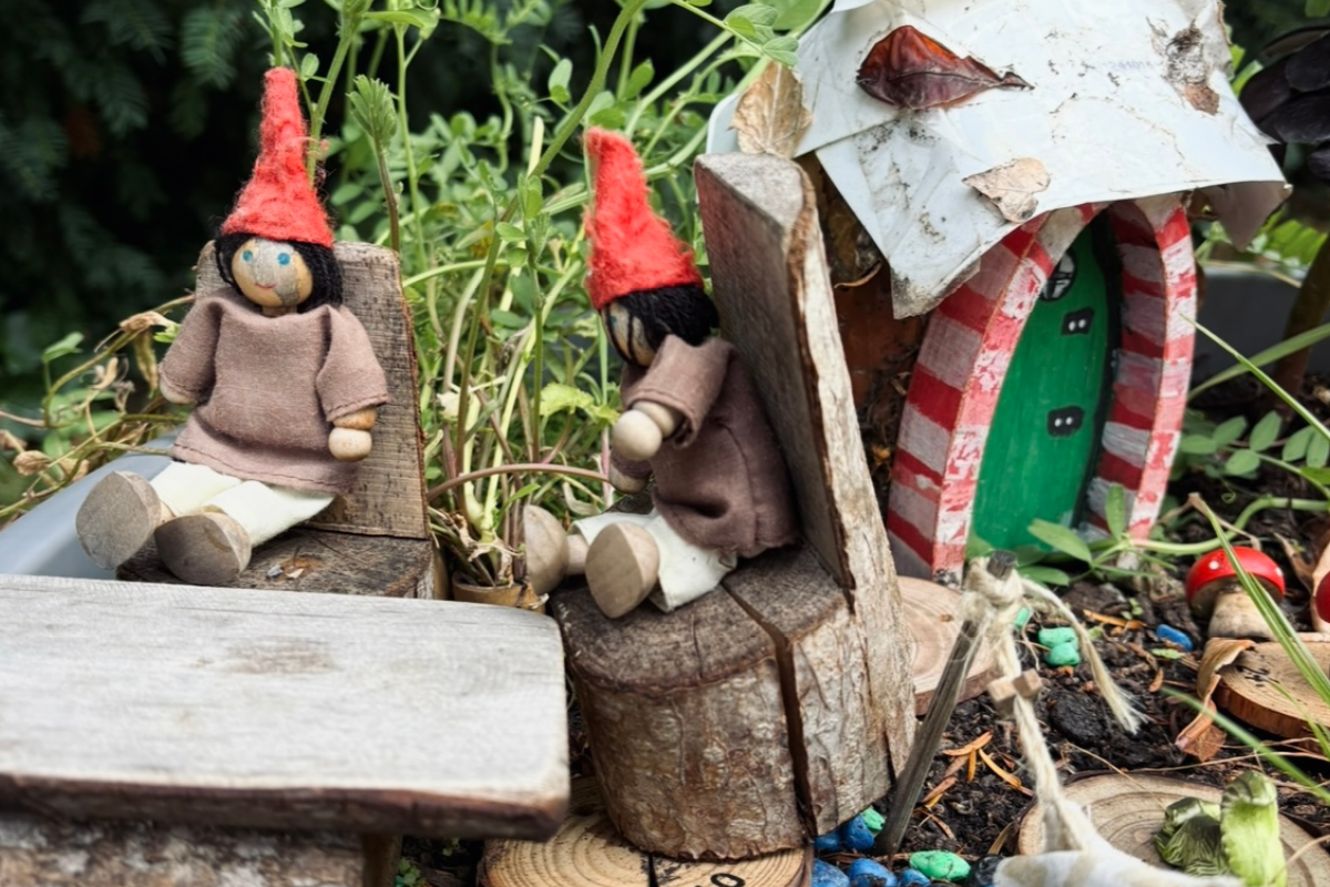picture of small figurines and house