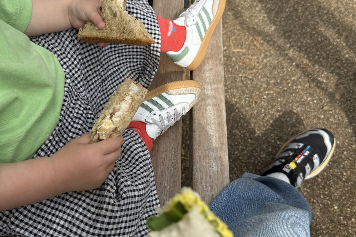 picture of child and parent having lunch